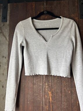 American Eagle Outfitters Light Gray Ribbed V-Notch Cropped Long Sleeve Top